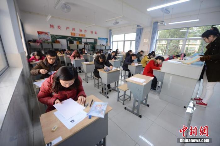 近90万人报名 这届年轻人为何爱考“社工”？