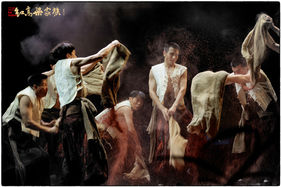 著名作家莫言亮相江苏大剧院原创话剧《红高粱家族》首演现场_fororder_41