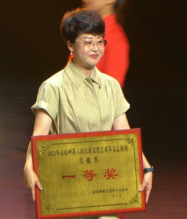 凉山州第六届民族文化艺术节 中国彝族民歌之乡·雷波再获佳绩_fororder_雷波县委常委、宣传部长郑曦上台领奖