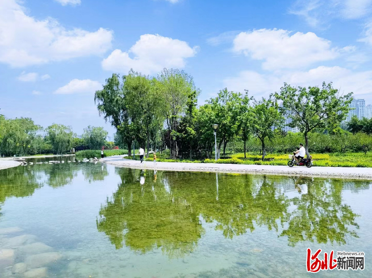 迁安：天蓝地绿迷人眼 生态水城惹人醉