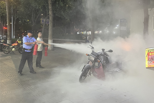 重庆市大渡口区：摩托突发自燃 警民合力扑火_fororder_图片1