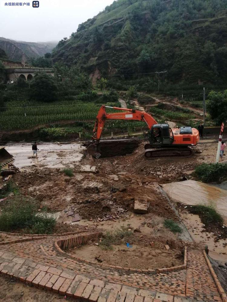 陕西榆林地区持续降雨致340国道路面塌陷
