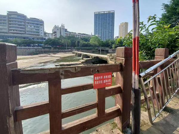 全面“战溺” 自贡市贡井区筑牢防溺水“安全网”_fororder_设立标识牌