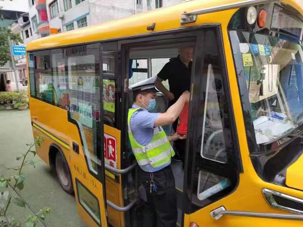 护航秋季开学 重庆巫溪交巡警守护校园周边交通安全_fororder_图片1