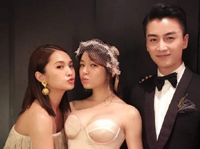 杨丞琳为陈晓陈妍希婚礼献唱 姐妹淘激动到脸红落泪