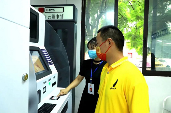从2小时到3分钟 成都新津267项服务“家门口”办_fororder_市民正在使用政务服务自助终端-供图--新津区委宣传部