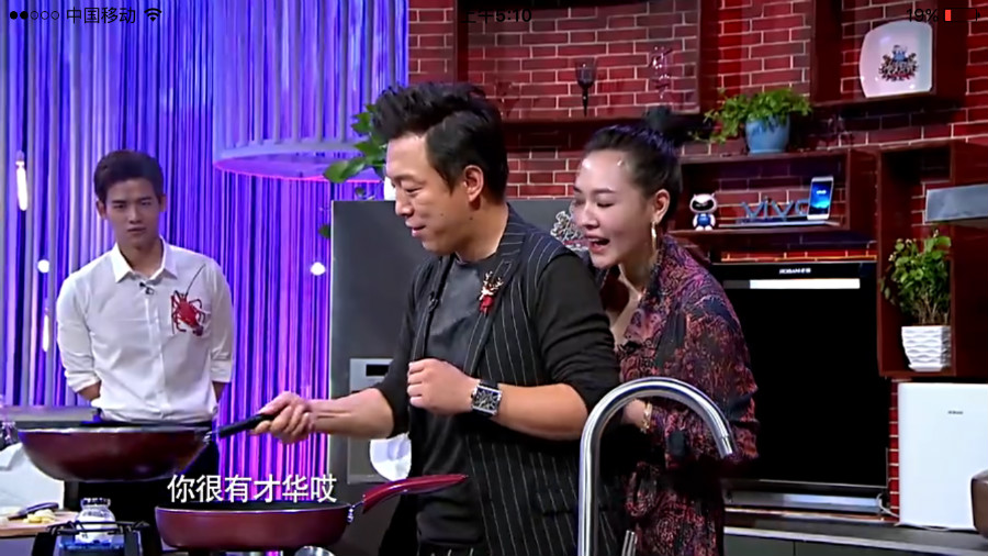 小S与黄渤比赛生啃洋葱 牙龈毕露好吓人