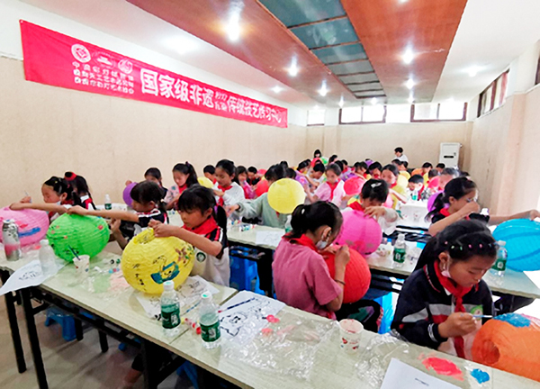 自贡5家研学旅行实践基地（营地）入选省级创建名单_fororder_孩子们学习彩灯制作