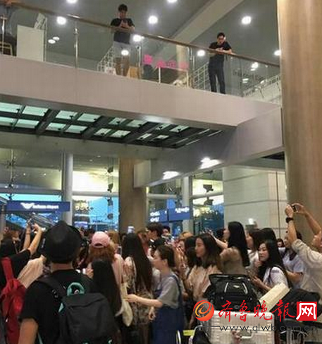 陈伟霆赴韩被围的水泄不通 佛爷有颜值走到哪都是香饽饽