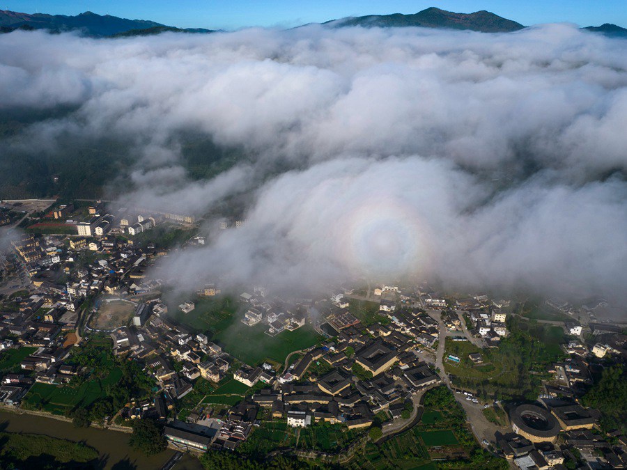 福建土楼晨景：云蒸雾绕似仙境