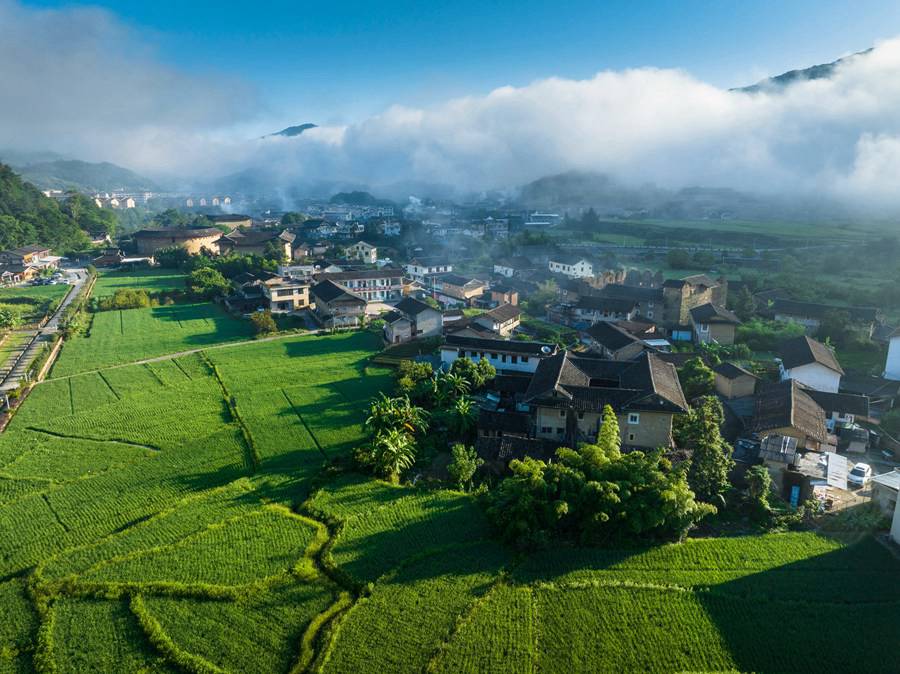 福建土楼晨景：云蒸雾绕似仙境