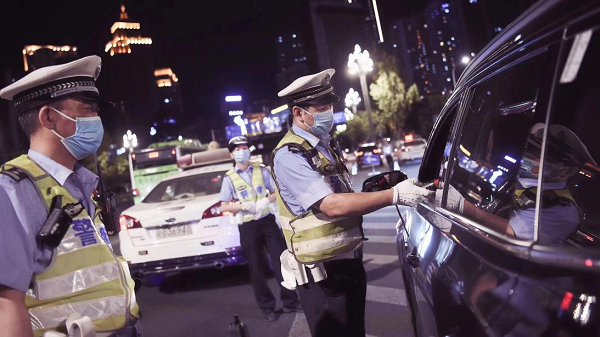 重庆南岸警方启动第二次夏夜治安巡查宣防行动_fororder_图片2