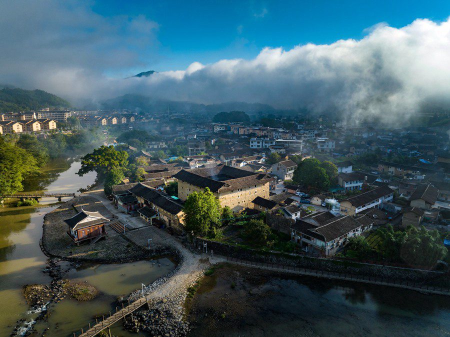 福建土楼晨景：云蒸雾绕似仙境