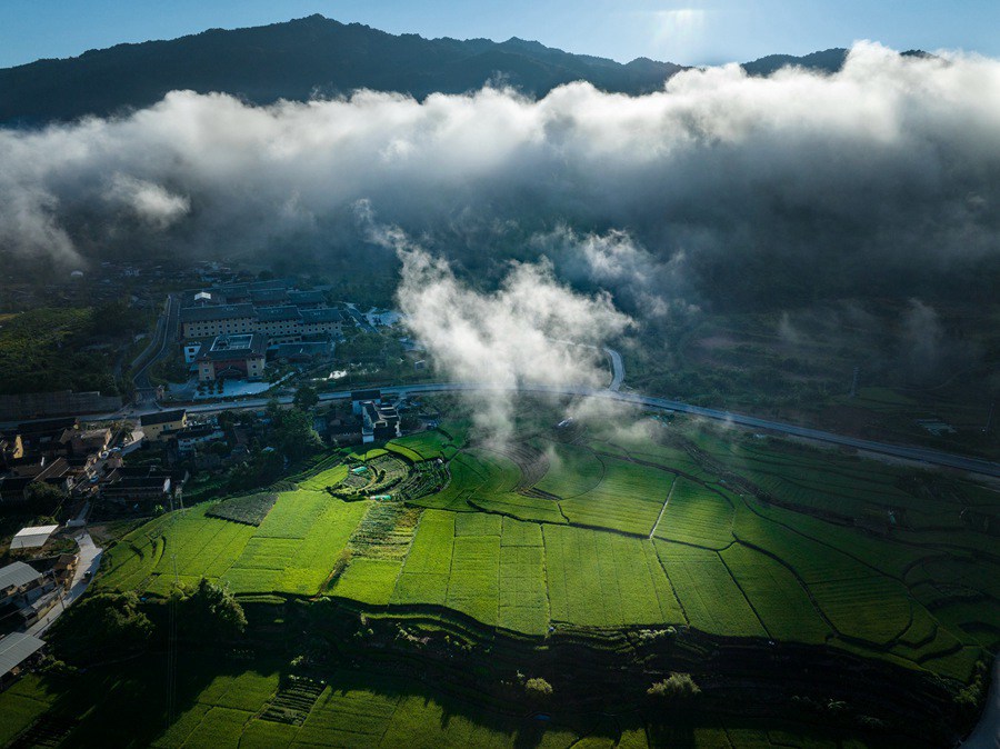 福建土楼晨景：云蒸雾绕似仙境
