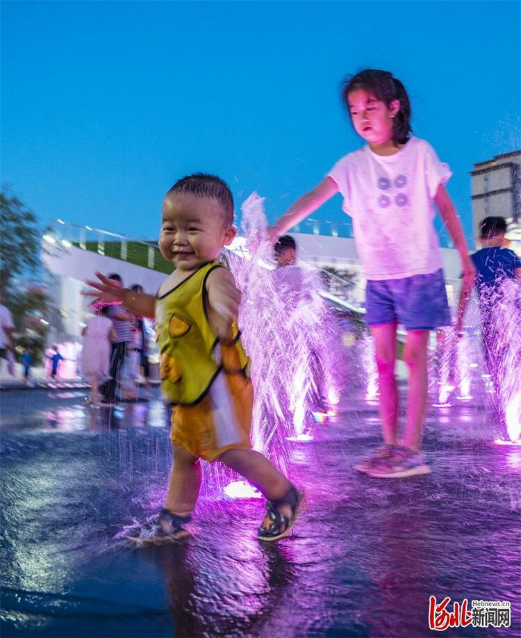 河北衡水：市民尽享夏夜繁华
