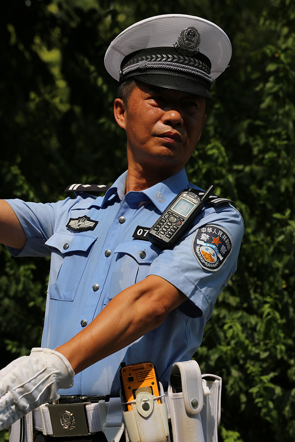 四川公安交警：筑牢烈日下的“安全链”_fororder_高温下坚守岗位的四川公安交警-供图-四川省公安厅（2）