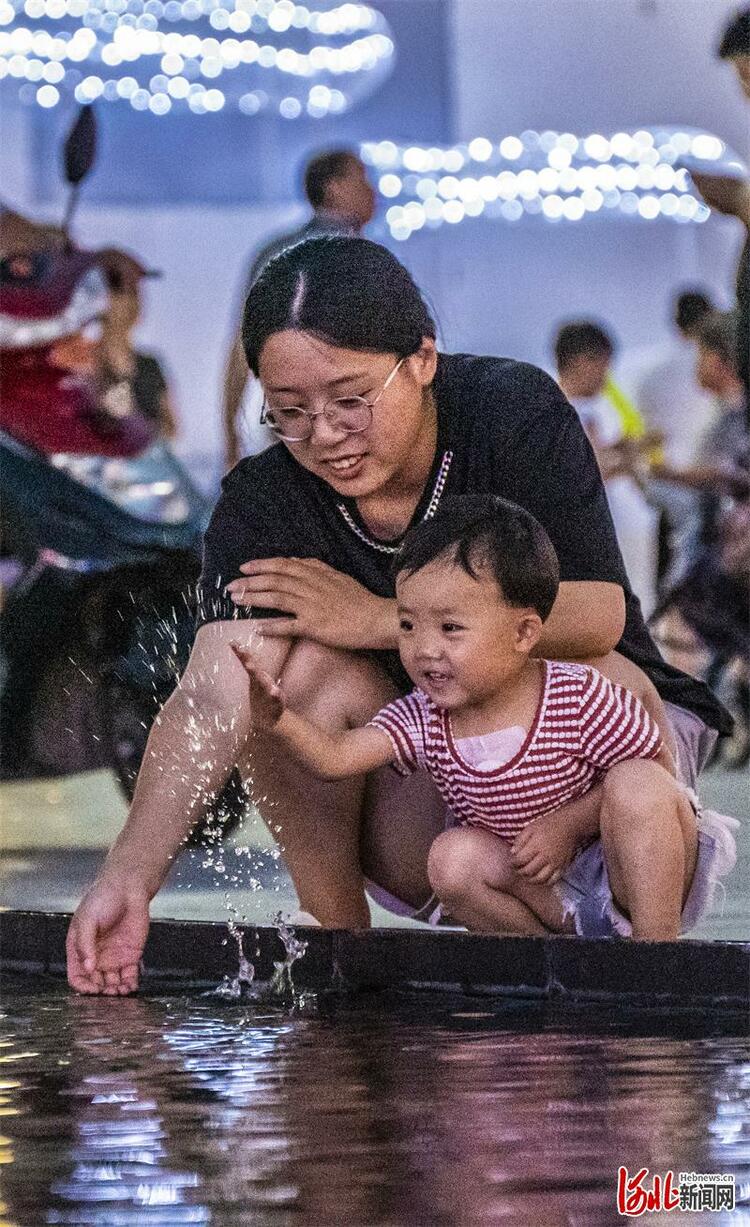 河北衡水：市民尽享夏夜繁华