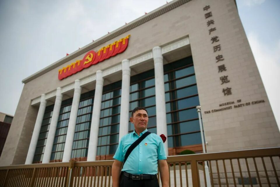 这次，新疆大叔把党员徽章带到了天安门广场_fororder_64015