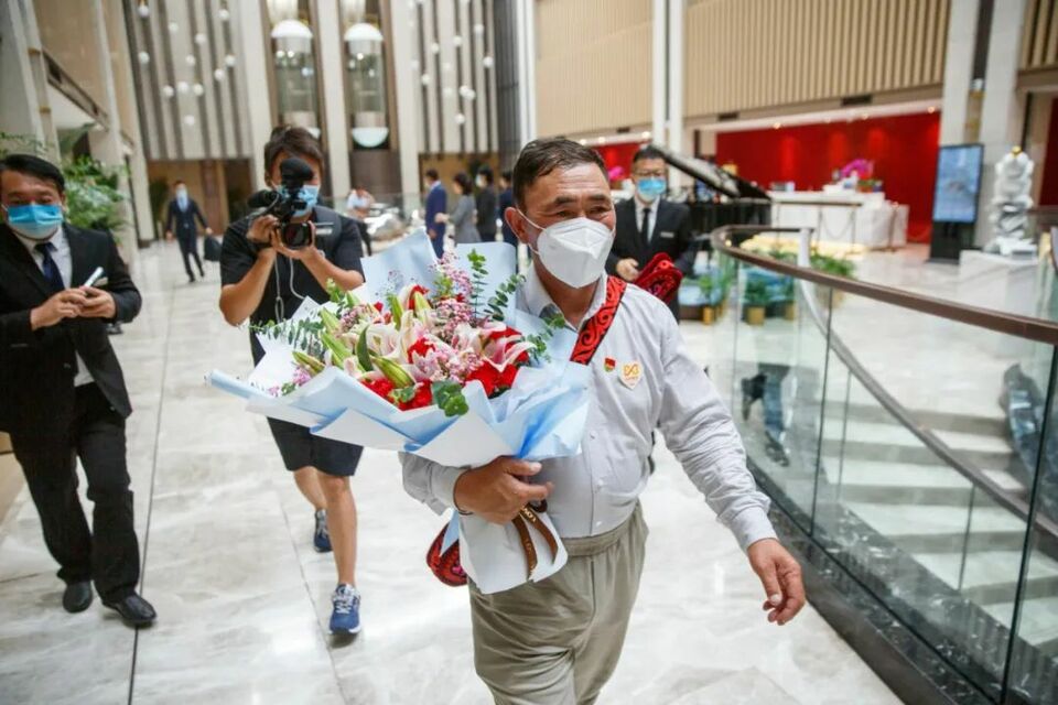 这次，新疆大叔把党员徽章带到了天安门广场_fororder_64018
