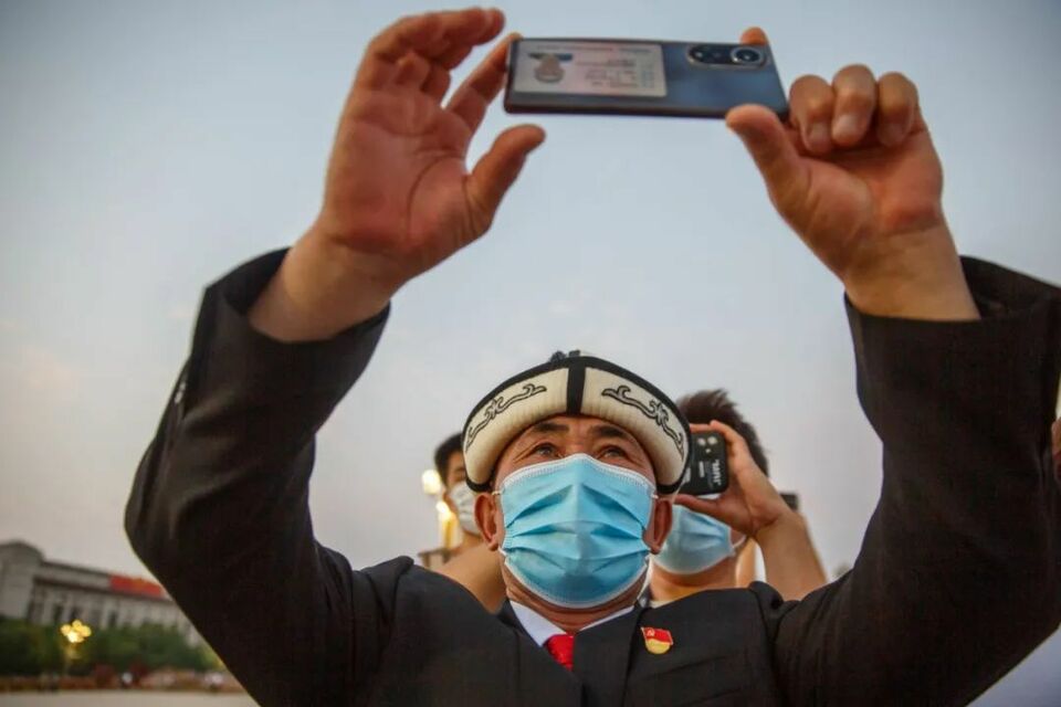 这次，新疆大叔把党员徽章带到了天安门广场_fororder_6409