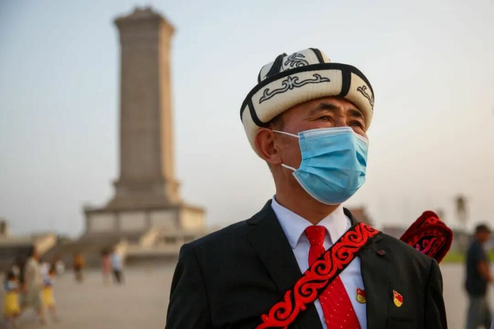 这次，新疆大叔把党员徽章带到了天安门广场_fororder_6405