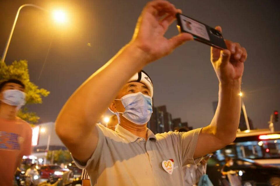 这次，新疆大叔把党员徽章带到了天安门广场_fororder_64016