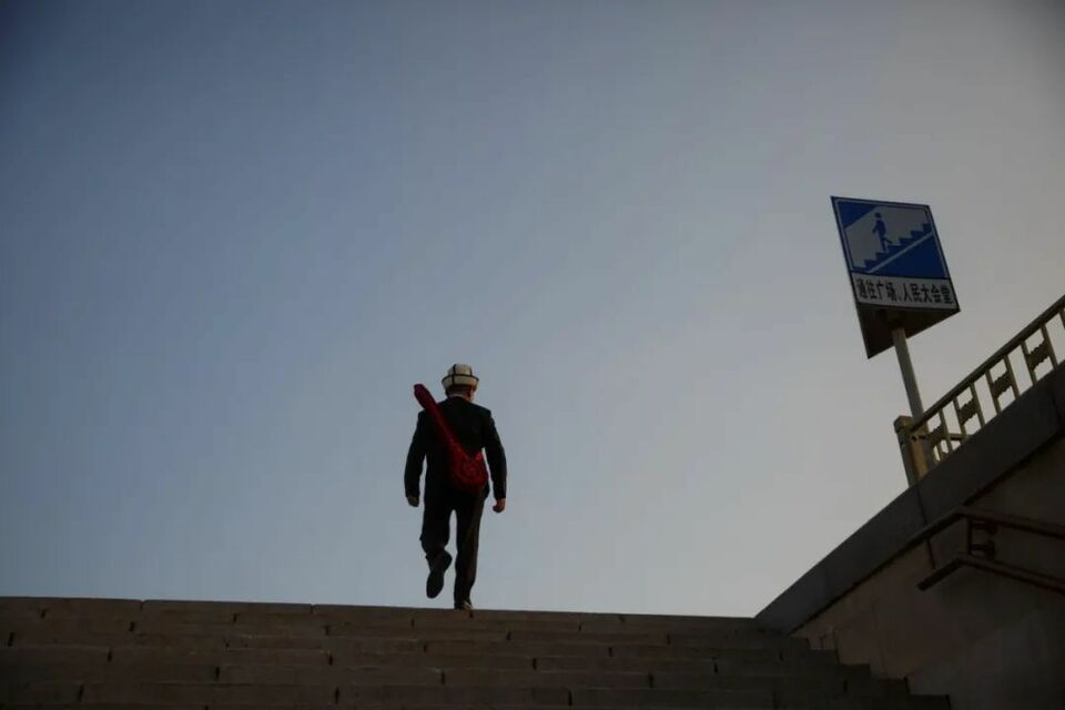 这次，新疆大叔把党员徽章带到了天安门广场_fororder_6408