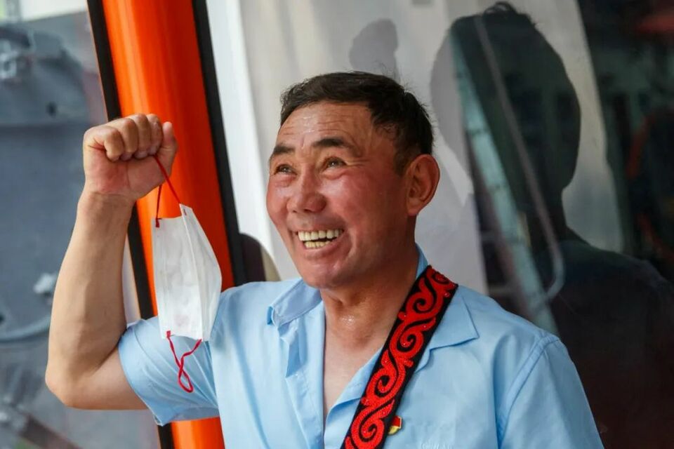 这次，新疆大叔把党员徽章带到了天安门广场_fororder_6411