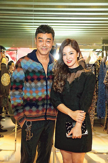 乔妹人气旺！宋慧乔现身香港 陈慧琳刘青云争相合影