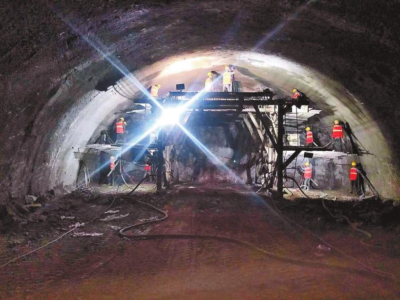 云南华丽高速公路营盘山隧道贯通_fororder_1