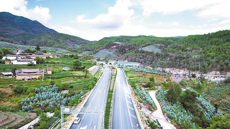 云南华丽高速公路营盘山隧道贯通_fororder_3e