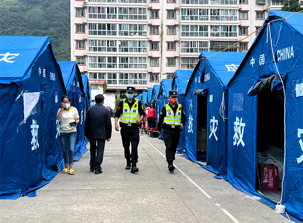 泸定地震特别报道 | 磨西震区安置点群众：有你们的守护 我们很安心_fororder_磨西震区执勤的民警-供图-甘孜州公安局（1）