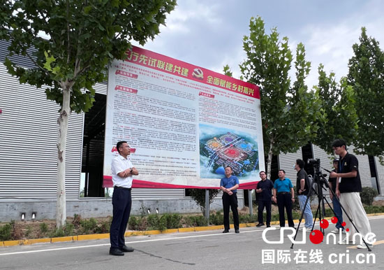 【乡村振兴看河南】乡村振兴壮美画卷在濮阳市台前县侯庙镇许集村变成现实图景_fororder_台前县侯庙镇党委书记张兆朱（左）介绍许集村情况