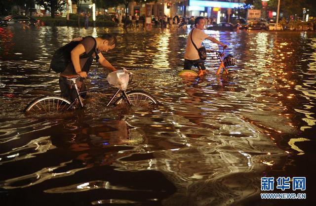西安遭遇强降雨 多处路段积水