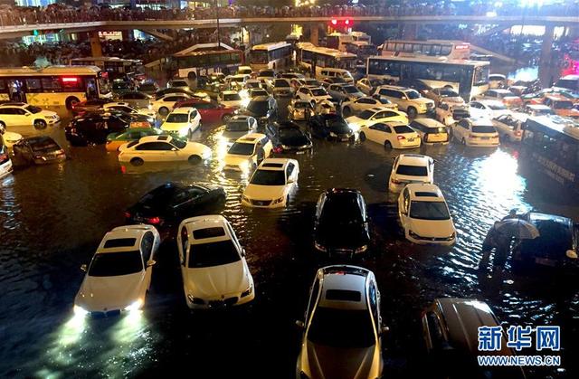 西安遭遇强降雨 多处路段积水