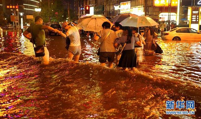 西安遭遇强降雨 多处路段积水