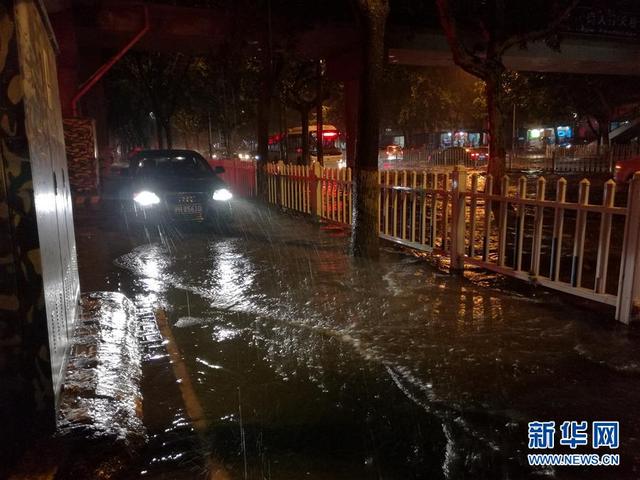 西安遭遇强降雨 多处路段积水