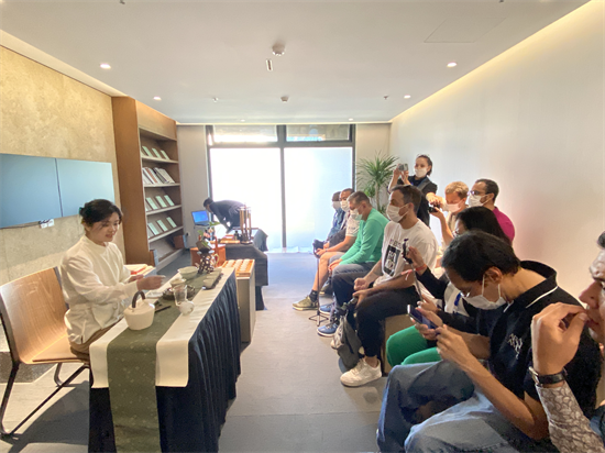 外媒记者点赞沈阳，传播沈阳_fororder_外媒记者们正在听茶艺老师讲述茶文化 摄影 袁媛