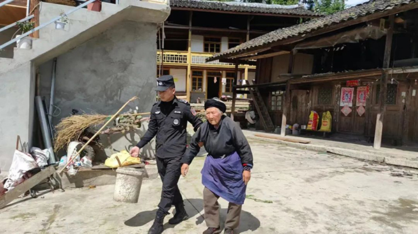 泸定地震特别报道｜“悬崖”上的帐篷警务室 温情守护乡亲平安_fororder_甘孜公安民警照顾震区老人-供图-甘孜州公安局