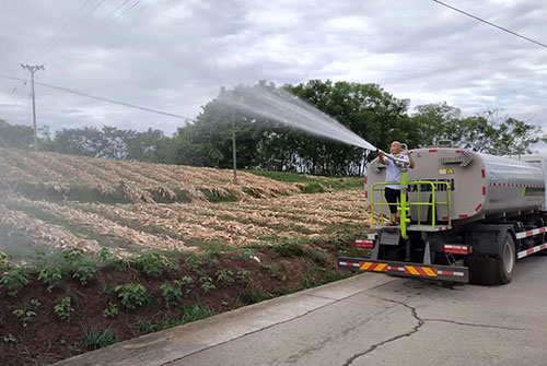 自贡市荣县全力以赴抗旱保供保生产_fororder_洒水车送水抗旱