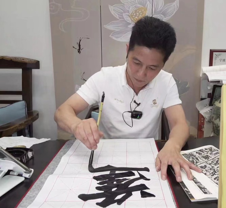 （暂不审核）浙江故事 ｜ 陆爱国：追求“入古”与“出新”，在挥毫泼墨中传播文化正能量_fororder_15771661391141_.pic