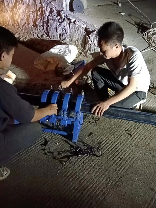 15天！宜宾筠连县团林苗族乡成功接通民生饮用水_fororder_施工人员连夜安装水管-摄影-杜云