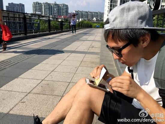微博粉丝破5000万 邓超跑天桥贴膜
