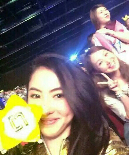 张柏芝变BigBang“迷妹” 带皇冠灯亲自送花篮