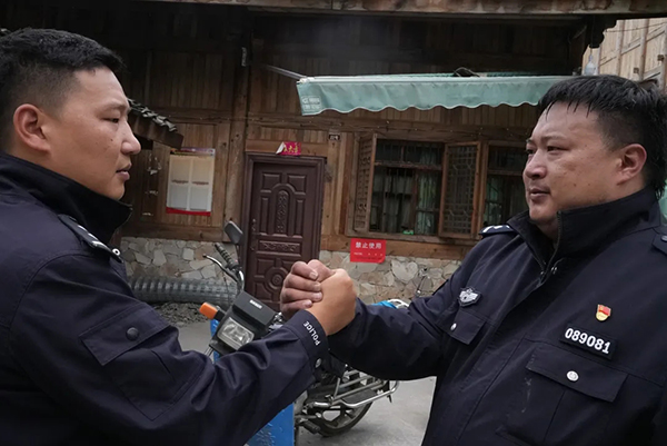 泸定地震特别报道 | 震中磨西：砍光自家玉米地让救援飞机停靠的大叔和他家两个警察儿子_fororder_吕鑫波和吕鑫龙兄弟-供图-甘孜州公安局