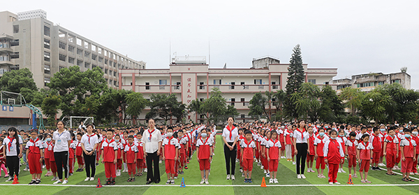 自贡市贡井区各中小学8月30日开学_fororder_1青杠林小学校升旗仪式