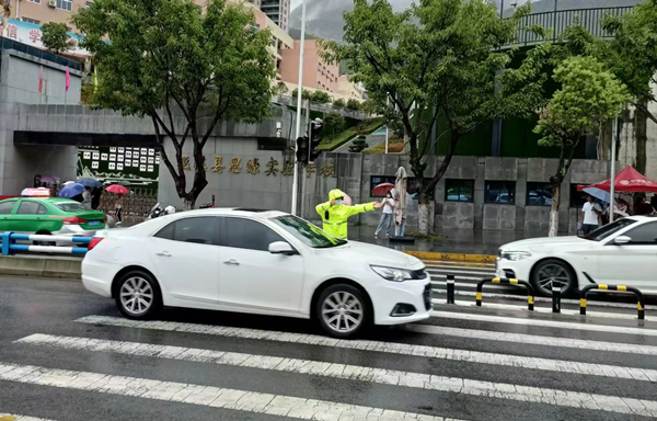 护航秋季开学 重庆巫溪交巡警守护校园周边交通安全_fororder_图片2