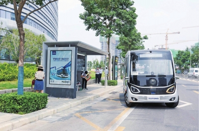 【汽车-图片】（页面标题：无人驾驶小巴跑满1万公里）郑东新区智慧岛这4辆“小宇”运行近4个月 已搭载乘客10000余人