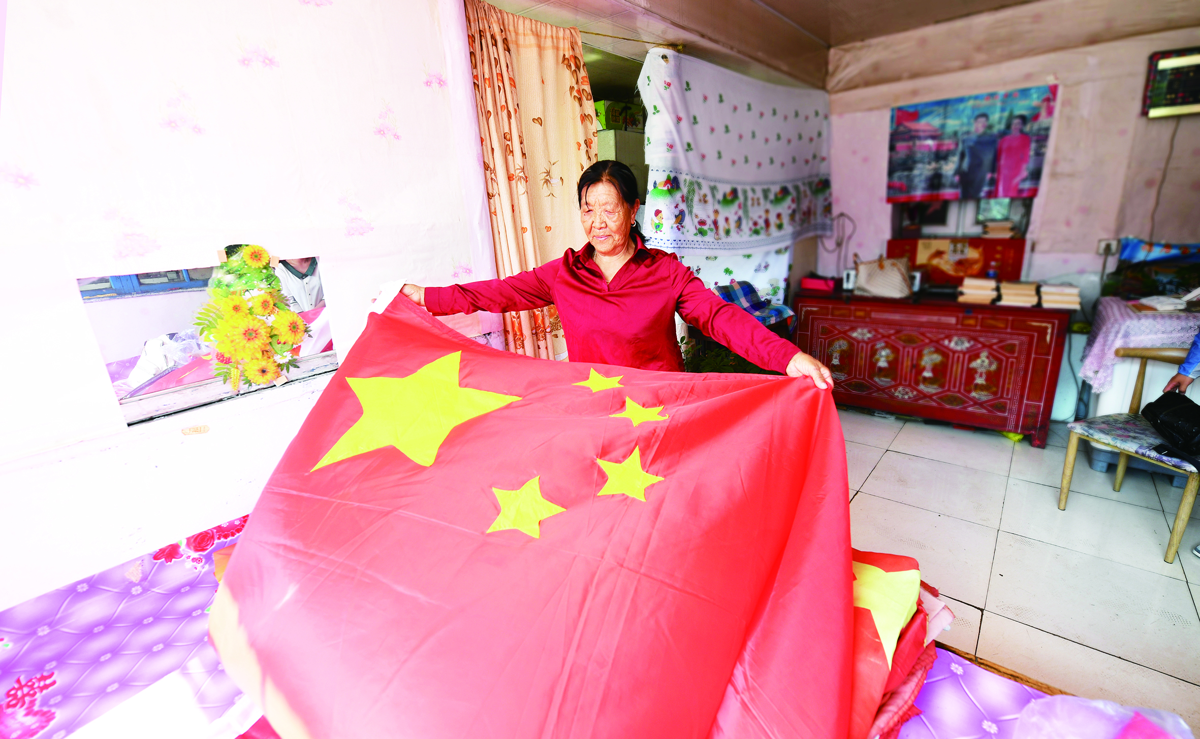 长春市农安县“国旗奶奶”每天让五星红旗在农家小院冉冉升起