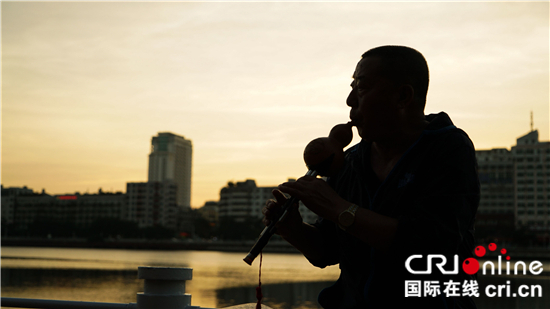 图片默认标题_fororder_夕阳下吹葫芦丝的市民_副本_副本